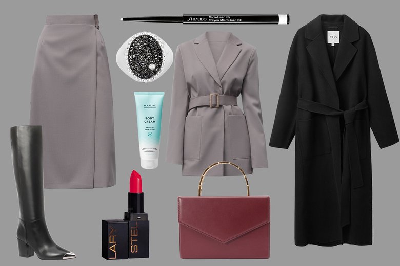 Пальто COS, кожаная сумка Amini Pernille (Aizel), костюм Gate 31, кольцо LAV'Z, белая подводка, Shiseido, крем-шиммер для тела, M.Aklive, помада, Stellary.