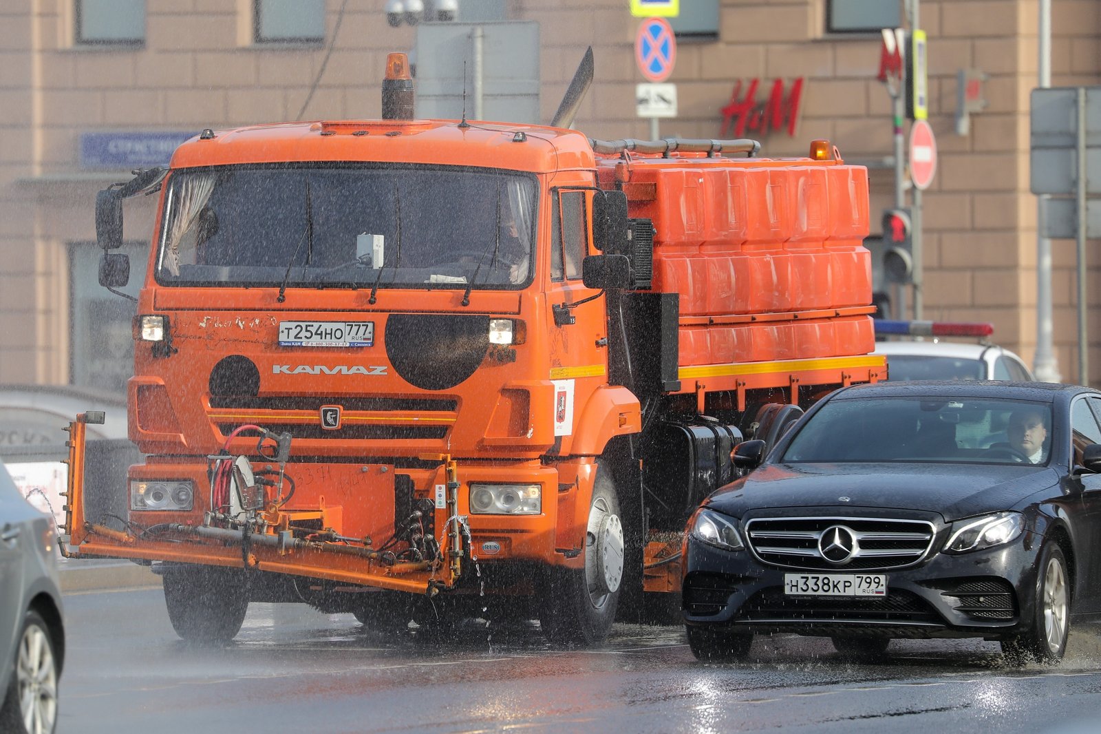 Зачем поливальные машины направляют струи вверх