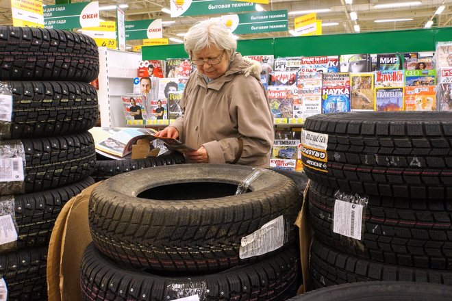 покупательница около автомобильных шин