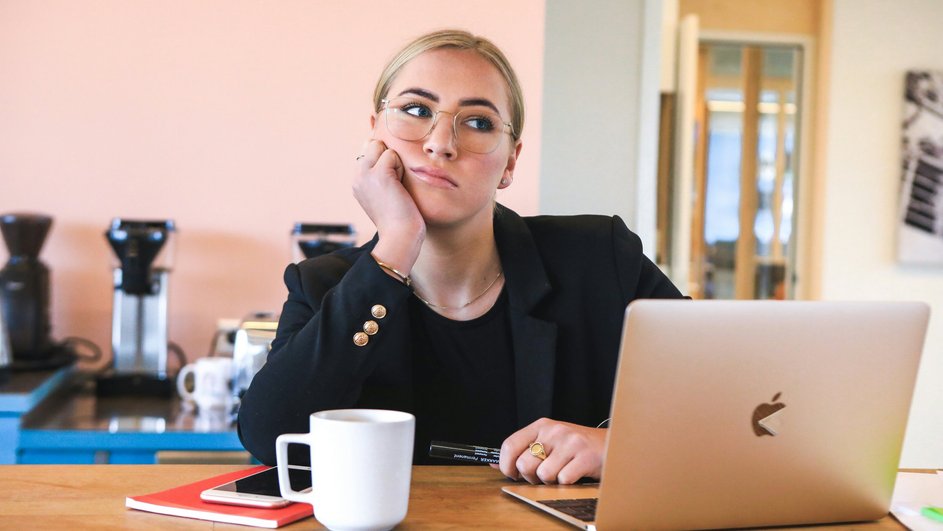 Девушка не справляется с работой из-за несоблюдения work-life balance Девушка не справляется с работой из-за несоблюдения work-life balance