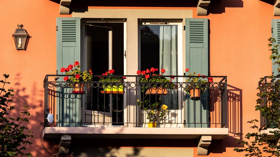 Дом с французским балконом украшенный цветами