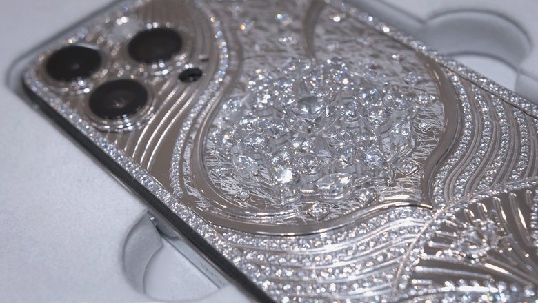 Cristal Snowflake — iPhone 14 Pro Max из серебра, в корпус которого инкрустировано 570 кристаллов Swarowski. Фото: Caviar