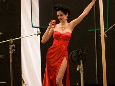 Slide image for gallery: 4444 | Ева Грин позирует перед камерой в шикарном красном платье, с красной помадой и пышной прической