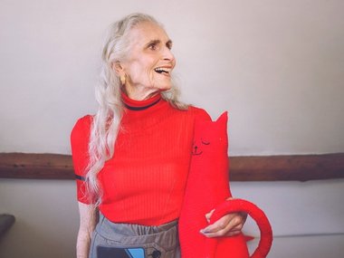 Slide image for gallery: 11415 | Дафни Селф. Ее называют старейшей профессиональной моделью в мире. Британке Дафни Селф 91 год, а она продолжает сниматься в рекламе «молодежных» брендов вроде Vans и попадает на обложки модных журналов.