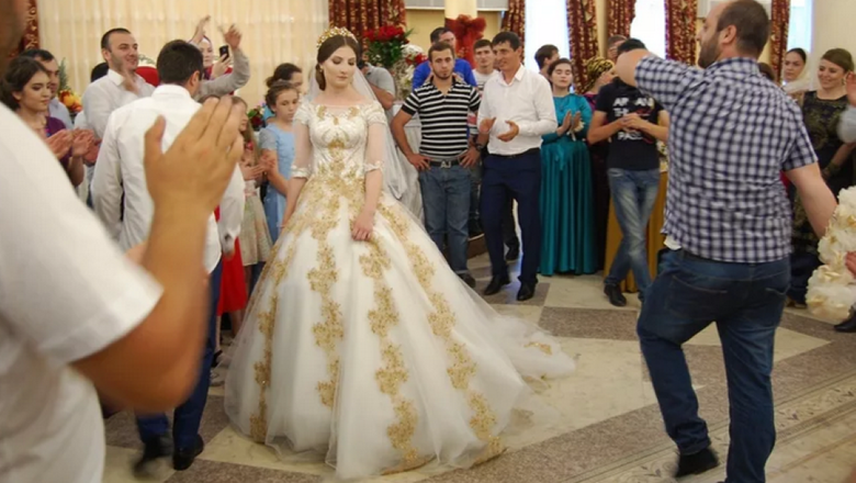 Невеста танцует на свадьбе с гостями