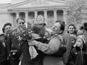 Встреча ветеранов Великой Отечественной войны в сквере у Большого театра, 1970 год