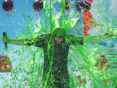 Slide image for gallery: 6182 | Певец Блейк Шелтон попал под зеленый душ