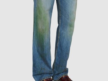 Slide image for gallery: 14130 | Грязные джинсы. Гранж вернулся в моду пару сезонов назад, так что грязные джинсы — тоже тренд!