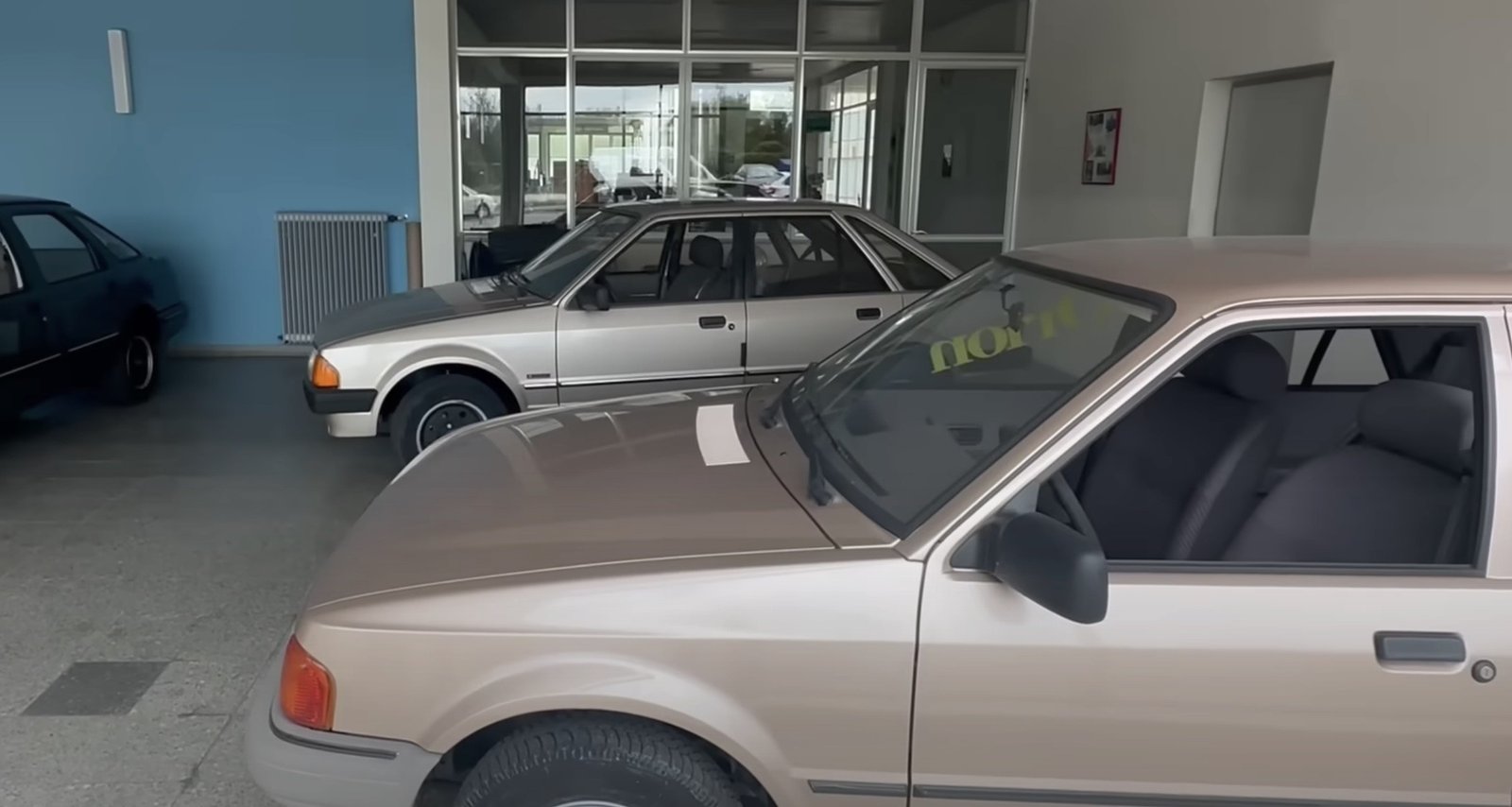 В заброшенном автосалоне Ford нашли новые машины 1990-х годов