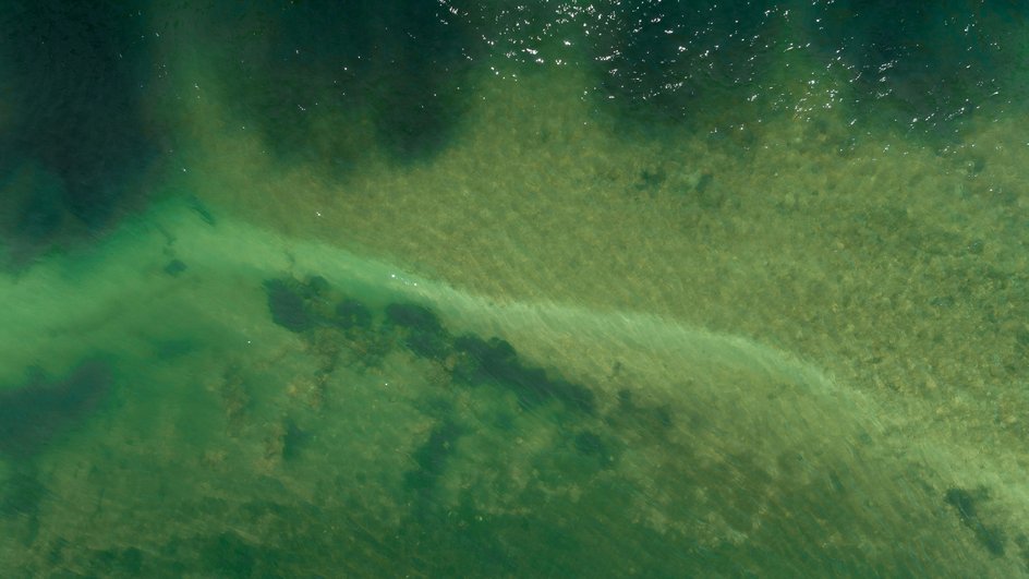 прозрачная морская вода и дно