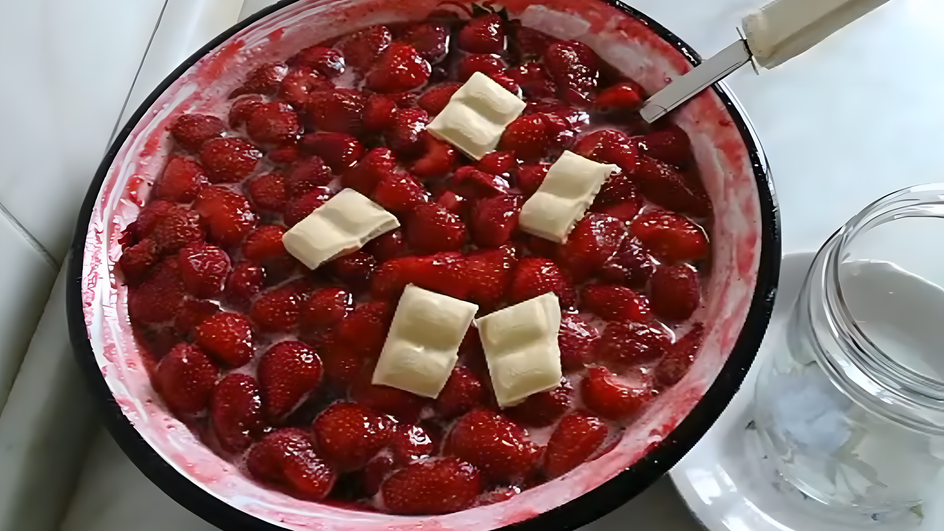 Миска с клубникой и белым шоколадом крупным планом