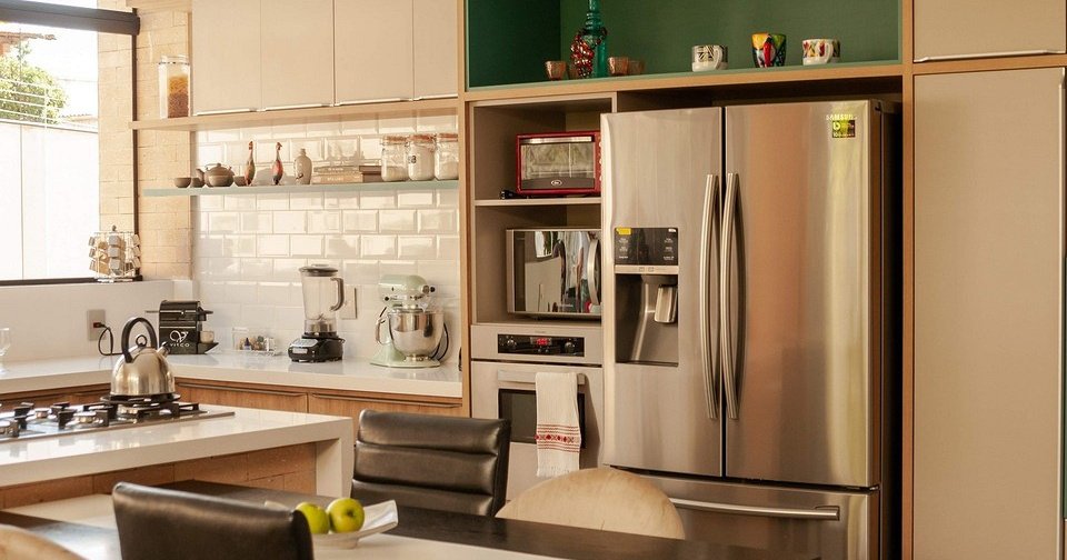 Как задействовать место над холодильником: 7 решений для тех, кто не хочет терять и сантиметра