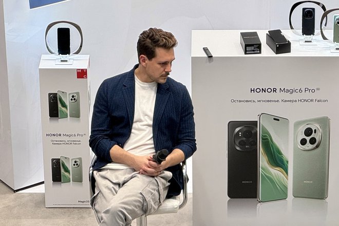 Милош Бикович представил флагманский смартфон HONOR Magic6 Pro в России