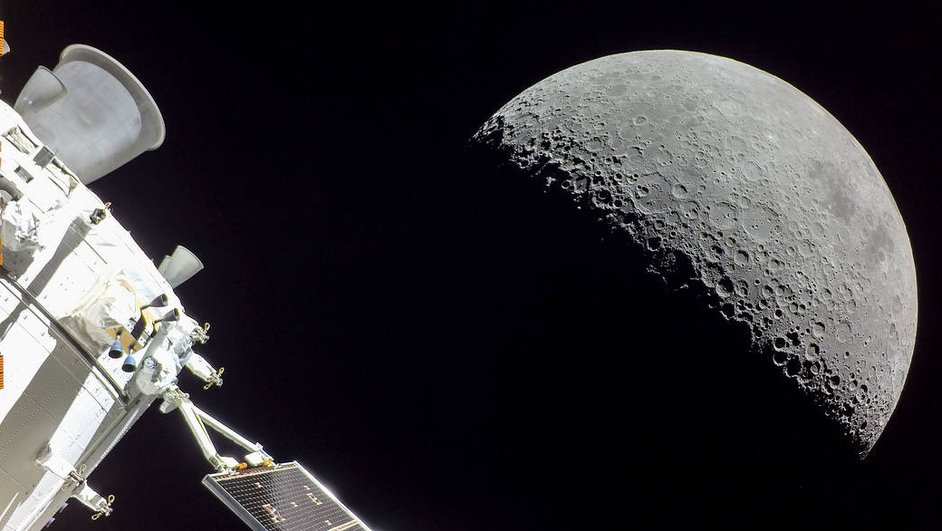 Орион смотрит на Луну перед возвращением на Землю.