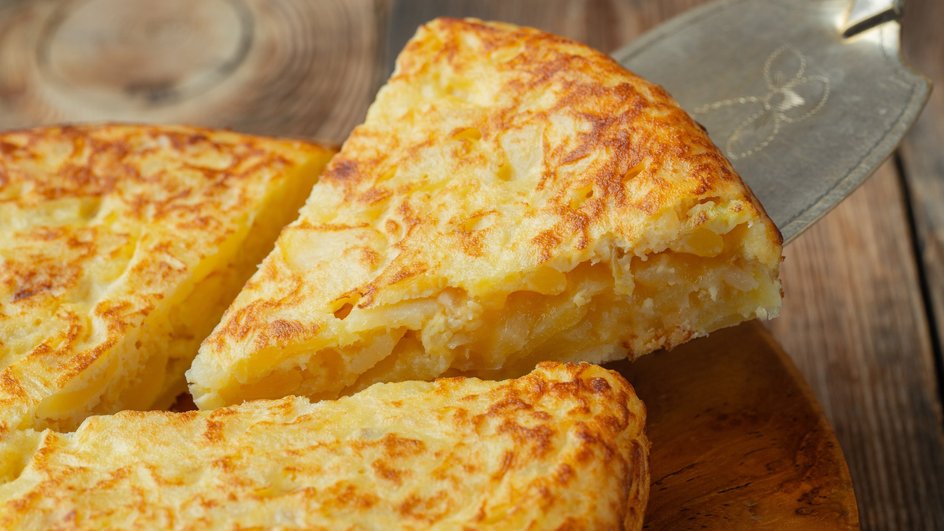 Кусочек сырного пирога на кулинарной лопатке