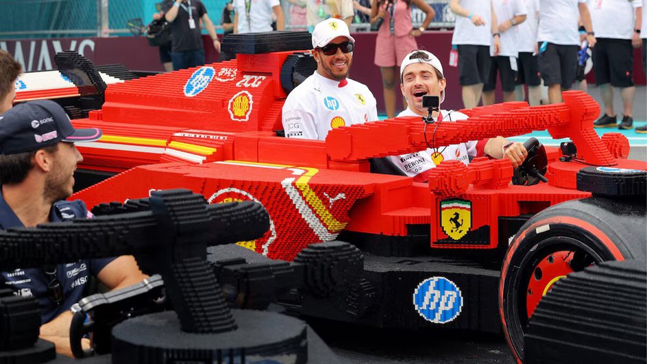 Шарль Леклер и Льюис Хэмилтон из Ferrari в полноразмерной копии болида F1 из конструктора Lego
