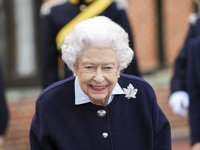 Content image for: 523577 | Королева Великобритании провела первую встречу в Виндзорском замке после отпуска