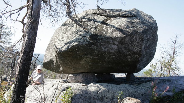 Крупный валун лежит на 3 небольших камнях на горе Воттоваара.