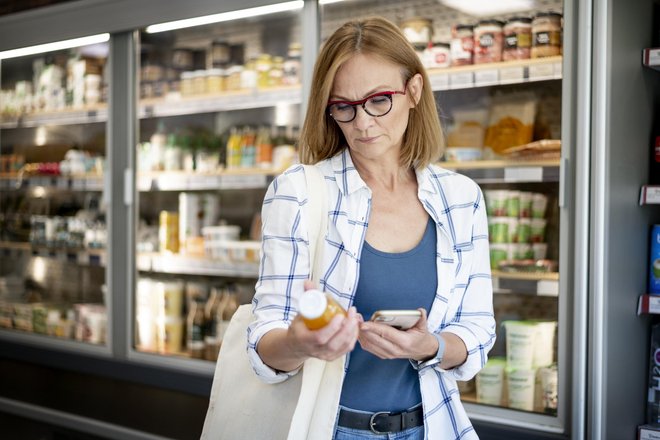 Женщина закупает продукты