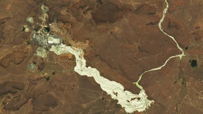 Место до разлива и после. Источник: Lauren Dauphin/NASA Earth Observatory/Landsat