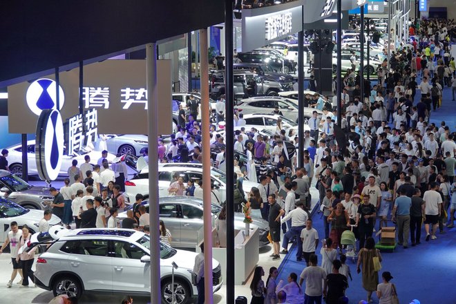 Китай. Провинция Гирин. Чанчунь. Посетители выставки Changchun International Auto Expo