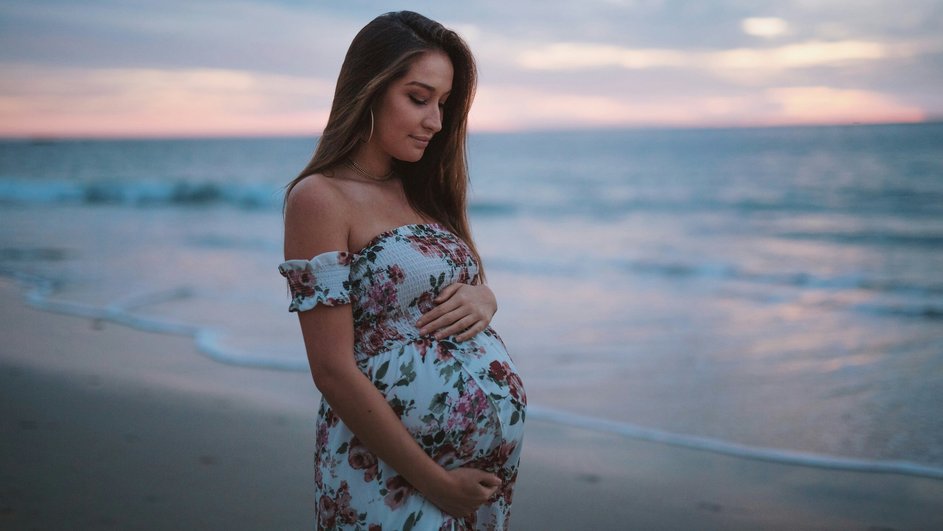 беременная женщина на берегу моря