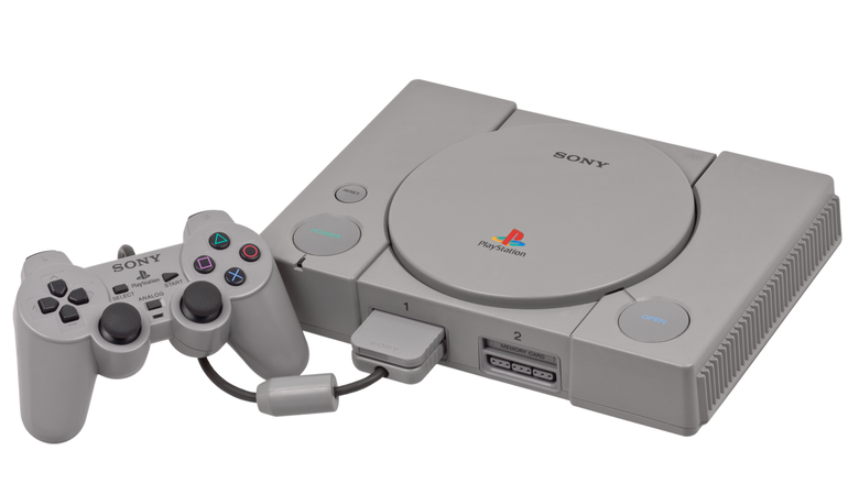 Так выглядит оригинальная PlayStation One. Фото: Wikipedia / Evan-Amos / Общественное достояние