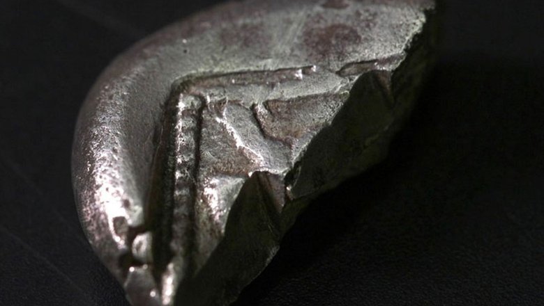 Серебряная монета была намеренно поделена на две части.