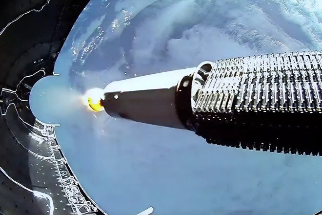 Вторая ступень ракеты Falcon 9 со спутниками Starlink