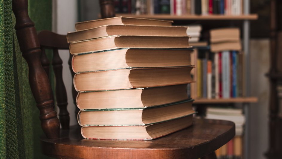 Книги на стуле в 1 доме
