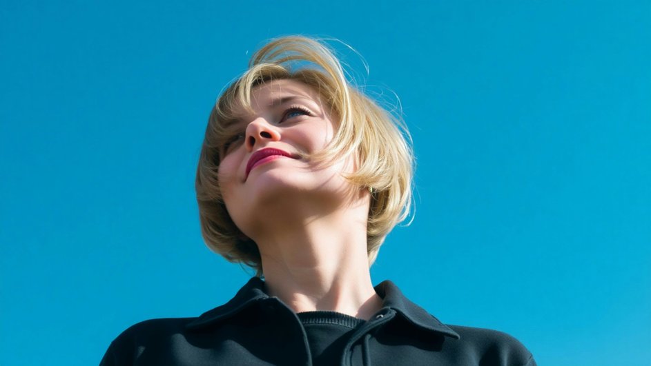 Женщина-Весы, которой повезло, с интересом смотрит на небо в благоприятный день по гороскопу Женщина-Весы, которой повезло, с интересом смотрит на небо в благоприятный день по гороскопу