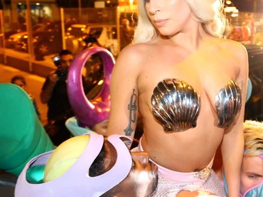 Slide image for gallery: 4354 | При этом нельзя не отметить, что в настоящий момент Леди Гага находится не в лучшей форме — грудь певицы, прикрытая пластиковыми ракушками, выглядела несколько «грустно»