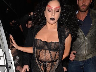 Slide image for gallery: 14564 | Леди Гага. Леди Гага, известная своим экстравагантным стилем, также много раз выходила на публику в интересных нарядах. Например, в октябре 2014 года Гага была замечена в черном кружевном платье, через которое просвечивалос