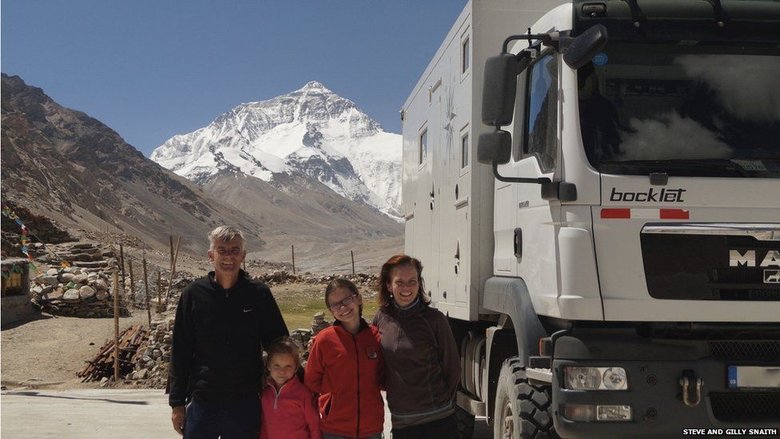 Стив, Гилли и их дочери на фоне горы Эверест, Тибет
