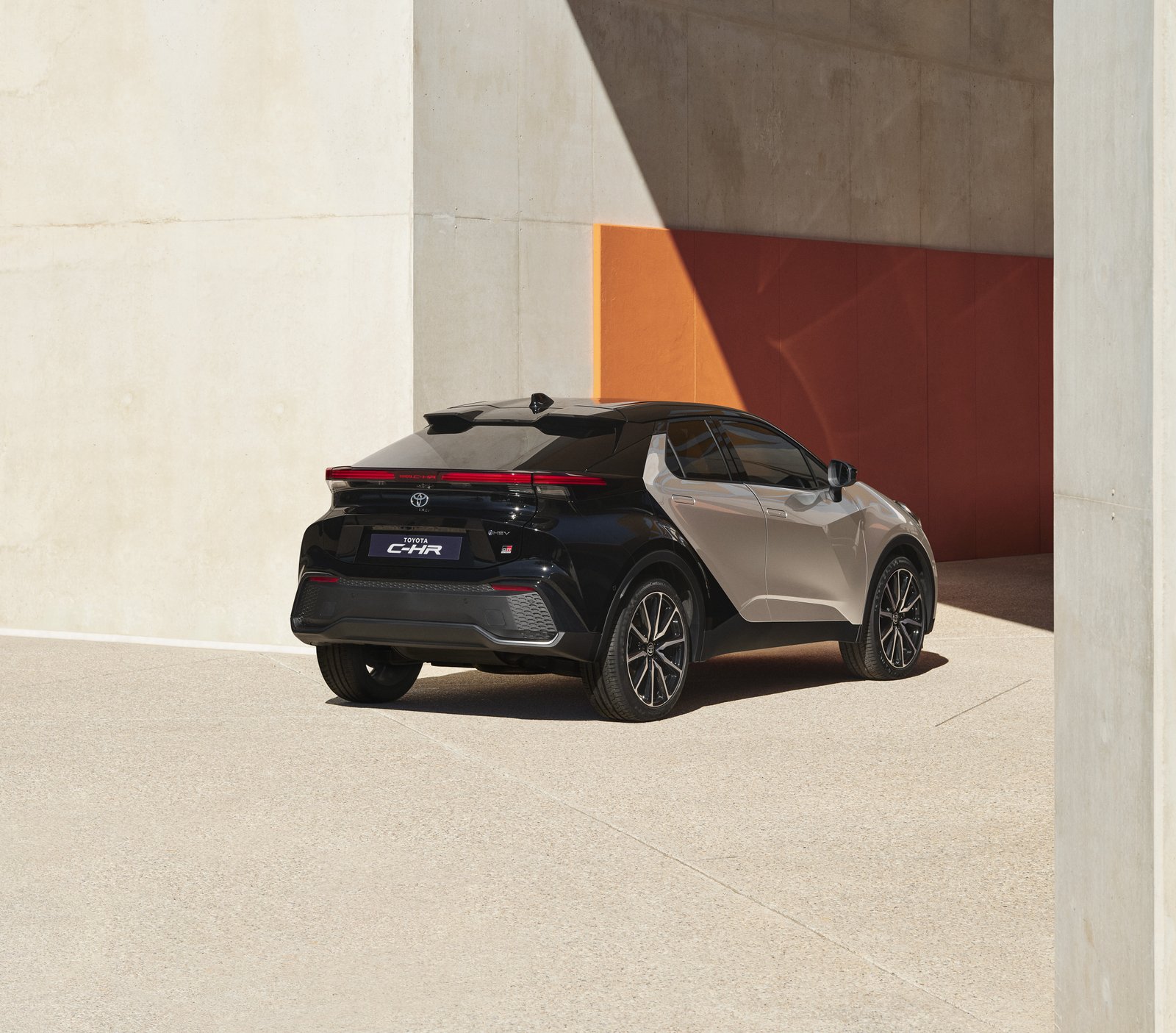 Новый логотип Opel, новая Toyota C-HR и другие новинки недели