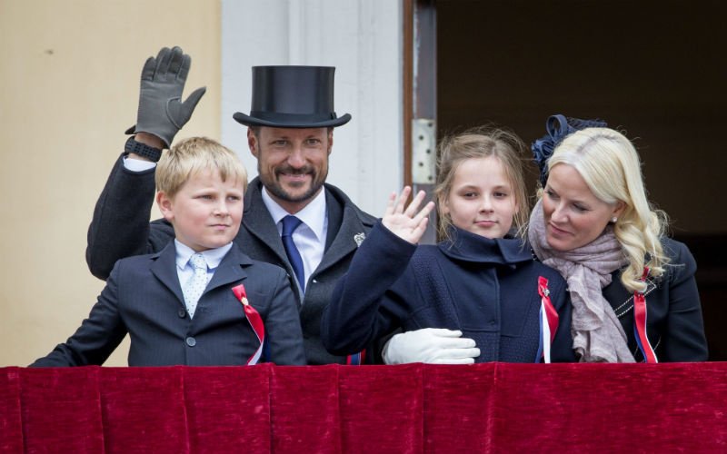 Наследный принц Норвегии Хокон с супругой Метте-Марит и двумя детьми - принцессой Ингрид Александрой и принцем Сверре Магнусом
