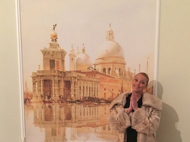 Slide image for gallery: 5718 | «Приехав в новый дом, огорчилась многим оставшимся недоделкам. Но радостью стали фрески, которые уже облагораживают мой дом. Мама с Аришей в Венеции сейчас. А у меня Венеция будет ВСЕГДА — в моем доме!» — подписала Анастасия