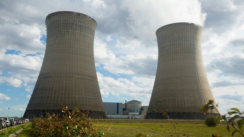 Градирни на атомных станциях — используются для охлаждения воды, поэтому дымят паром.