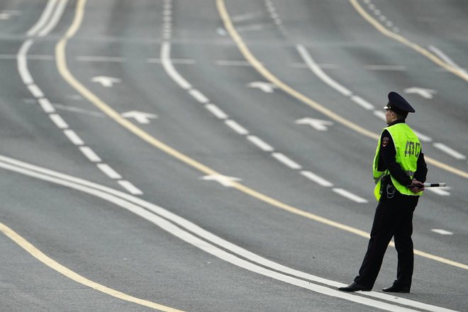 Сотрудник полиции на перекрытой улице в центре Москвы Сотрудник полиции на перекрытой улице в центре Москвы
