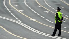 Сотрудник полиции на перекрытой улице в центре Москвы