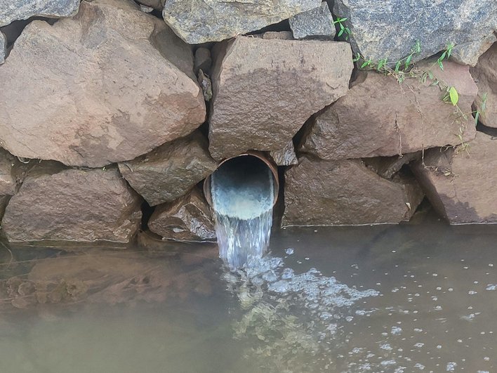 вода из трубы