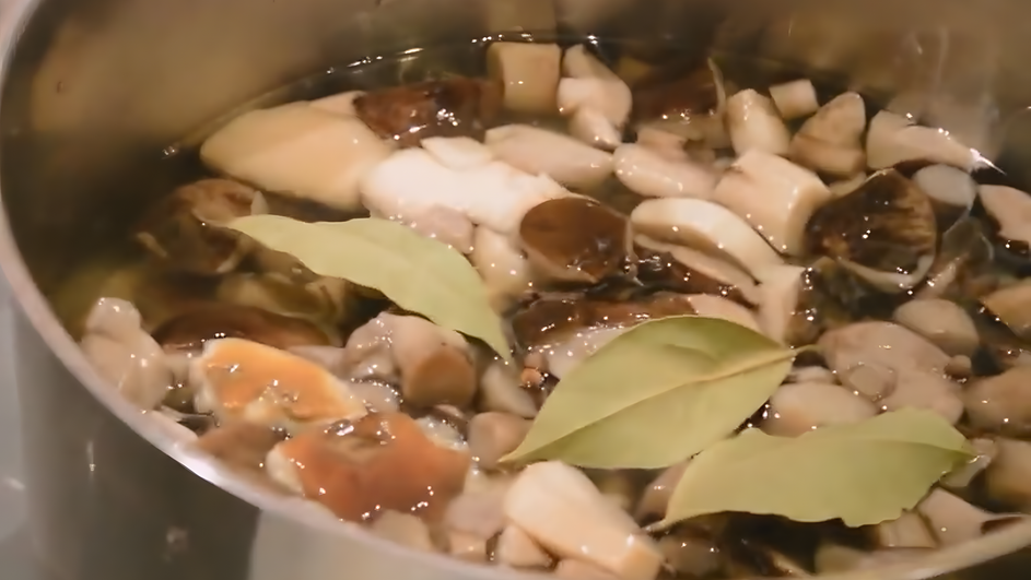 Маринованные подберезовики с чесноком и лавровыми листьями Маринованные подберезовики с чесноком и лавровыми листьями