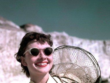 Slide image for gallery: 16049 | Одри Хепберн на пляже. Около 1950 г. | Фото: legion-media.ru