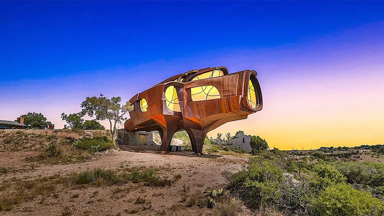 Необычный дом в виде левитирующего космического корабля был придуман американским скульптором Робертом Бруно