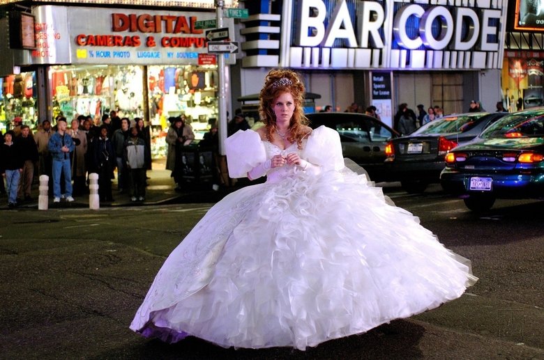 Такое платье уместно, пожалуй, лишь в комедийном фильме, однако немало современных невест почему-то выбирают похожие фасоны (кадр из фильма «Зачарованная»)