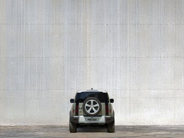 slide image for gallery: 24987 | Land Rover Defender