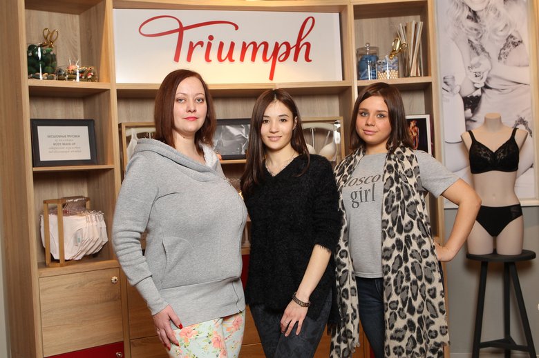 Наши героини встретились во флагманском магазине Triumph: слева направо — Настя, Альбина и Надя