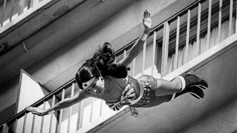 Есть даже рекорд в воздухе: в 1980 году она установила рекорд длительности свободного падения — 127 футов (порядка 38,7 метра). Речь не идет о затяжном прыжке с парашютом. Фактически она сиганула с 12-этажного отеля Hilton. А потом был и еще один рекордный прыжок, когда она выпрыгнула из вертолета с высоты 55 метров.