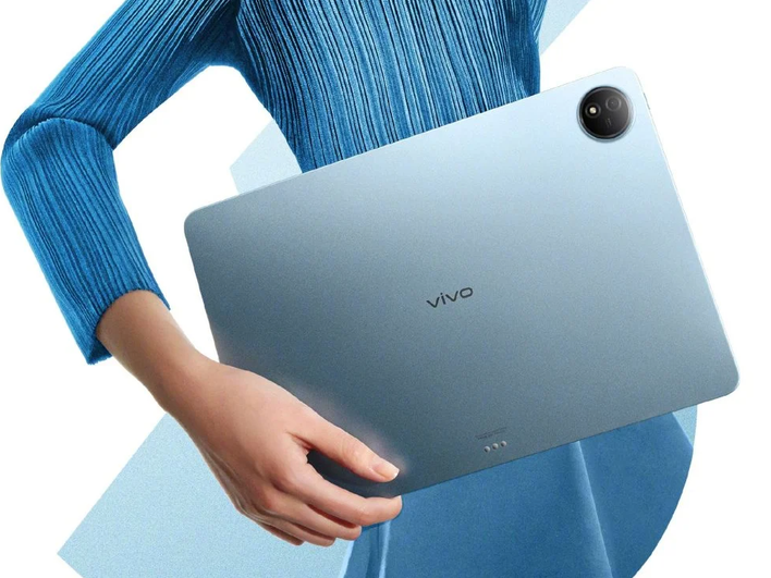 планшет Vivo Pad в руке