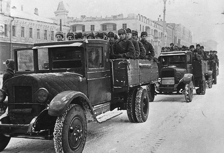 Солдаты едут на фронт в грузовиках ГАЗ-АА (1941 год). Фото (c) Наум Грановский/Фотохроника ТАСС